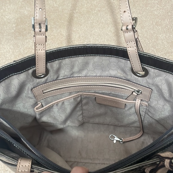 🎉2X Host Pick🎉 Large Michael Kors Metallic tote - Picture 4 of 9